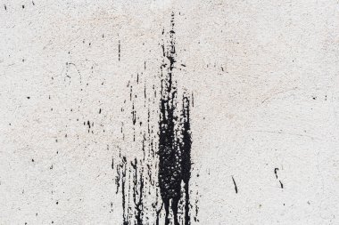 Çizik ve çatlaklarla dolu bir duvar parçası.