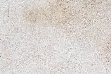 Çizik ve çatlaklarla dolu bir duvar parçası.