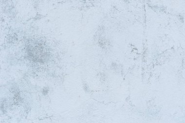 Çizik ve çatlaklarla dolu bir duvar parçası.