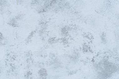 Çizik ve çatlaklarla dolu bir duvar parçası.