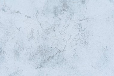 Çizik ve çatlaklarla dolu bir duvar parçası.