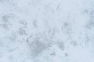 Çizik ve çatlaklarla dolu bir duvar parçası.