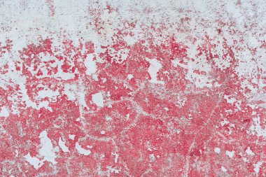 Çizik ve çatlaklarla dolu bir duvar parçası.