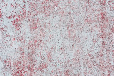 Çizik ve çatlaklarla dolu bir duvar parçası.