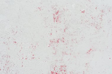 Çizik ve çatlaklarla dolu bir duvar parçası.