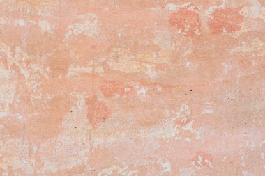 Çizik ve çatlaklarla dolu bir duvar parçası.