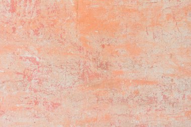 Çizik ve çatlaklarla dolu bir duvar parçası.