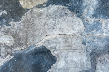 Çizik ve çatlaklarla dolu bir duvar parçası.