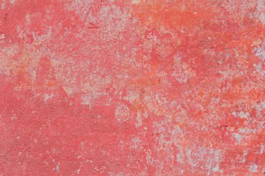 Çizik ve çatlaklarla dolu bir duvar parçası.