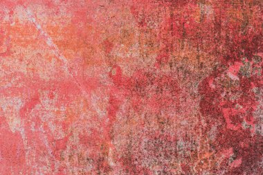 Çizik ve çatlaklarla dolu bir duvar parçası.