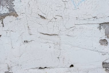 Çizik ve çatlaklarla dolu bir duvar parçası.