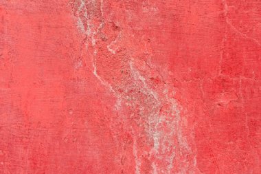 Çizik ve çatlaklarla dolu bir duvar parçası.