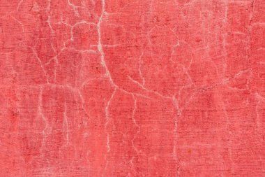 Çizik ve çatlaklarla dolu bir duvar parçası.