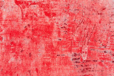 Çizik ve çatlaklarla dolu bir duvar parçası.