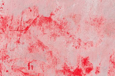 Çizik ve çatlaklarla dolu bir duvar parçası.