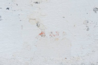 Çizik ve çatlaklarla dolu bir duvar parçası.