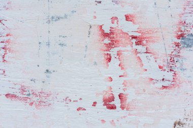 Çizik ve çatlaklarla dolu bir duvar parçası.