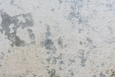 Çizik ve çatlaklarla dolu bir duvar parçası.