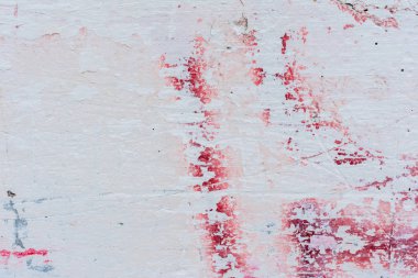 Çizik ve çatlaklarla dolu bir duvar parçası.