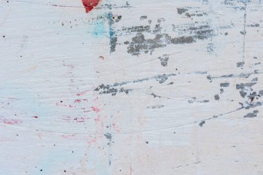 Çizik ve çatlaklarla dolu bir duvar parçası.