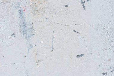 Çizik ve çatlaklarla dolu bir duvar parçası.