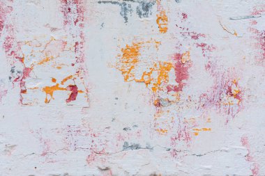 Çizik ve çatlaklarla dolu bir duvar parçası.