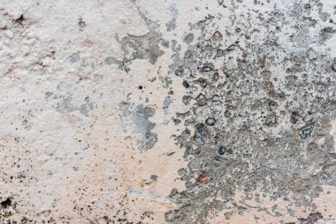 Çizik ve çatlaklarla dolu bir duvar parçası.