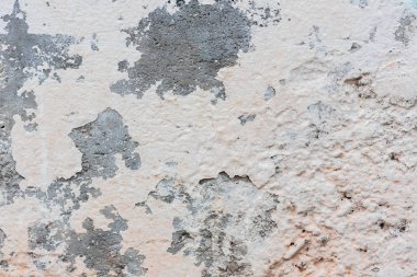 Çizik ve çatlaklarla dolu bir duvar parçası.