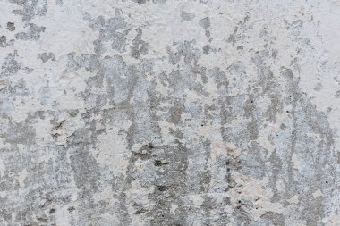 Çizik ve çatlaklarla dolu bir duvar parçası.