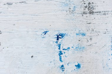 Çizik ve çatlaklarla dolu bir duvar parçası.