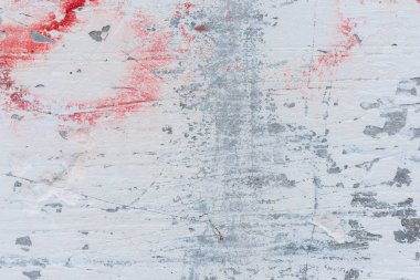 Çizik ve çatlaklarla dolu bir duvar parçası.