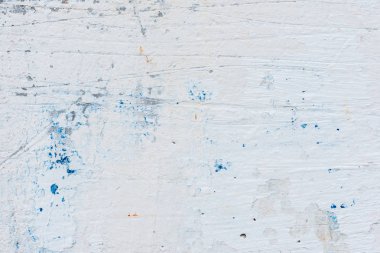 Çizik ve çatlaklarla dolu bir duvar parçası.