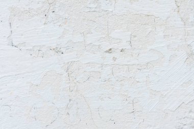 Çizik ve çatlaklarla dolu bir duvar parçası.