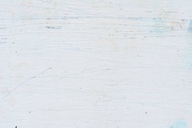 Çizik ve çatlaklarla dolu bir duvar parçası.