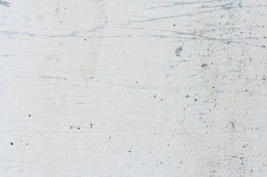 Çizik ve çatlaklarla dolu bir duvar parçası.