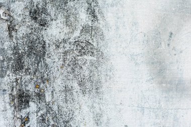 Çizik ve çatlaklarla dolu bir duvar parçası.