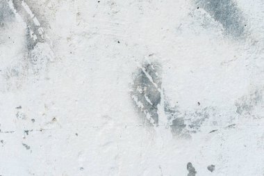 Çizik ve çatlaklarla dolu bir duvar parçası.