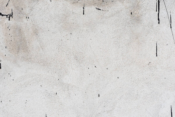 Фрагмент стены с царапинами и трещинами