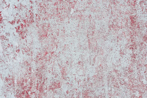 Çizik ve çatlaklarla dolu bir duvar parçası.