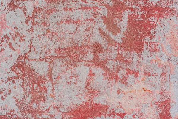 Çizik ve çatlaklarla dolu bir duvar parçası.