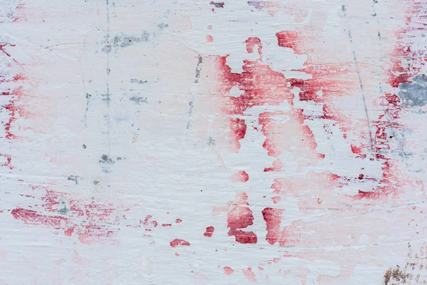 Çizik ve çatlaklarla dolu bir duvar parçası.