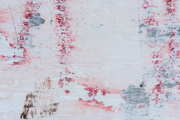 Çizik ve çatlaklarla dolu bir duvar parçası.