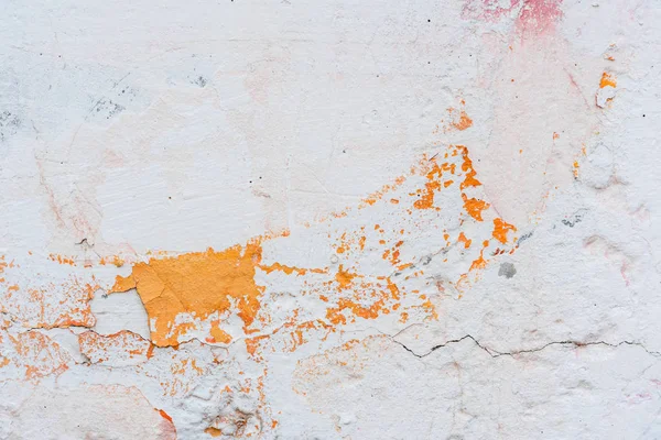 Çizik ve çatlaklarla dolu bir duvar parçası.