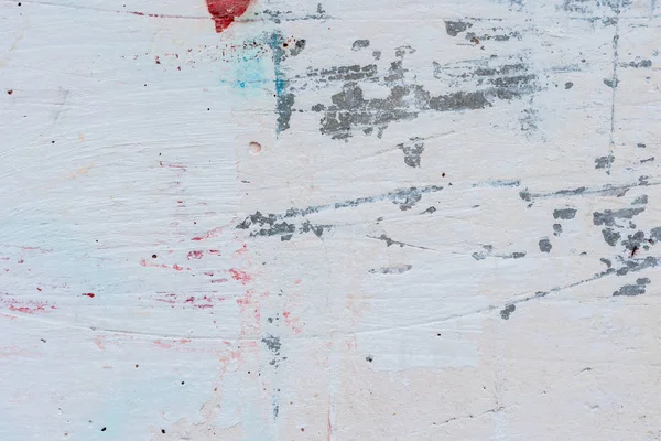 Çizik ve çatlaklarla dolu bir duvar parçası.