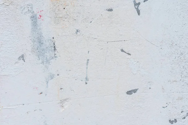 Çizik ve çatlaklarla dolu bir duvar parçası.