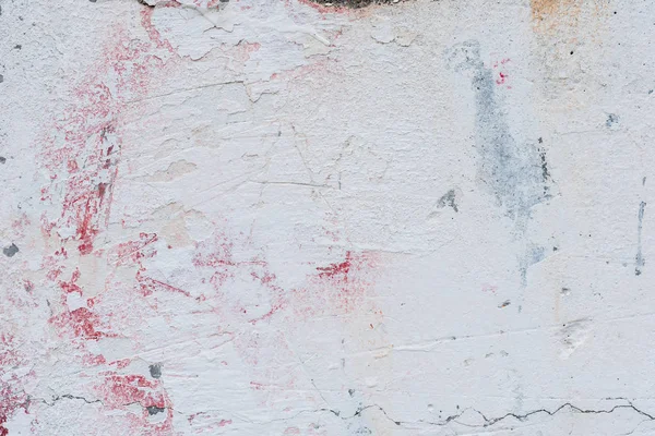 Çizik ve çatlaklarla dolu bir duvar parçası.