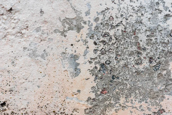 Çizik ve çatlaklarla dolu bir duvar parçası.