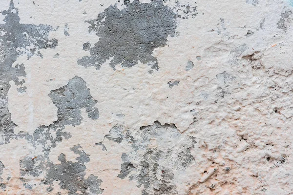 Çizik ve çatlaklarla dolu bir duvar parçası.
