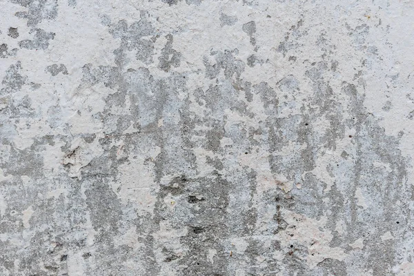 Çizik ve çatlaklarla dolu bir duvar parçası.