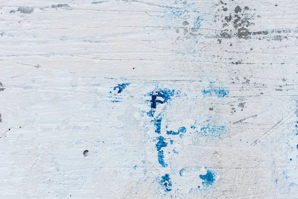 Çizik ve çatlaklarla dolu bir duvar parçası.